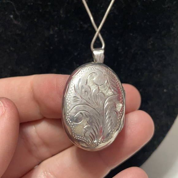 Vintage sterling silver locket on a sterling chain 16” - Picture 5 of 12